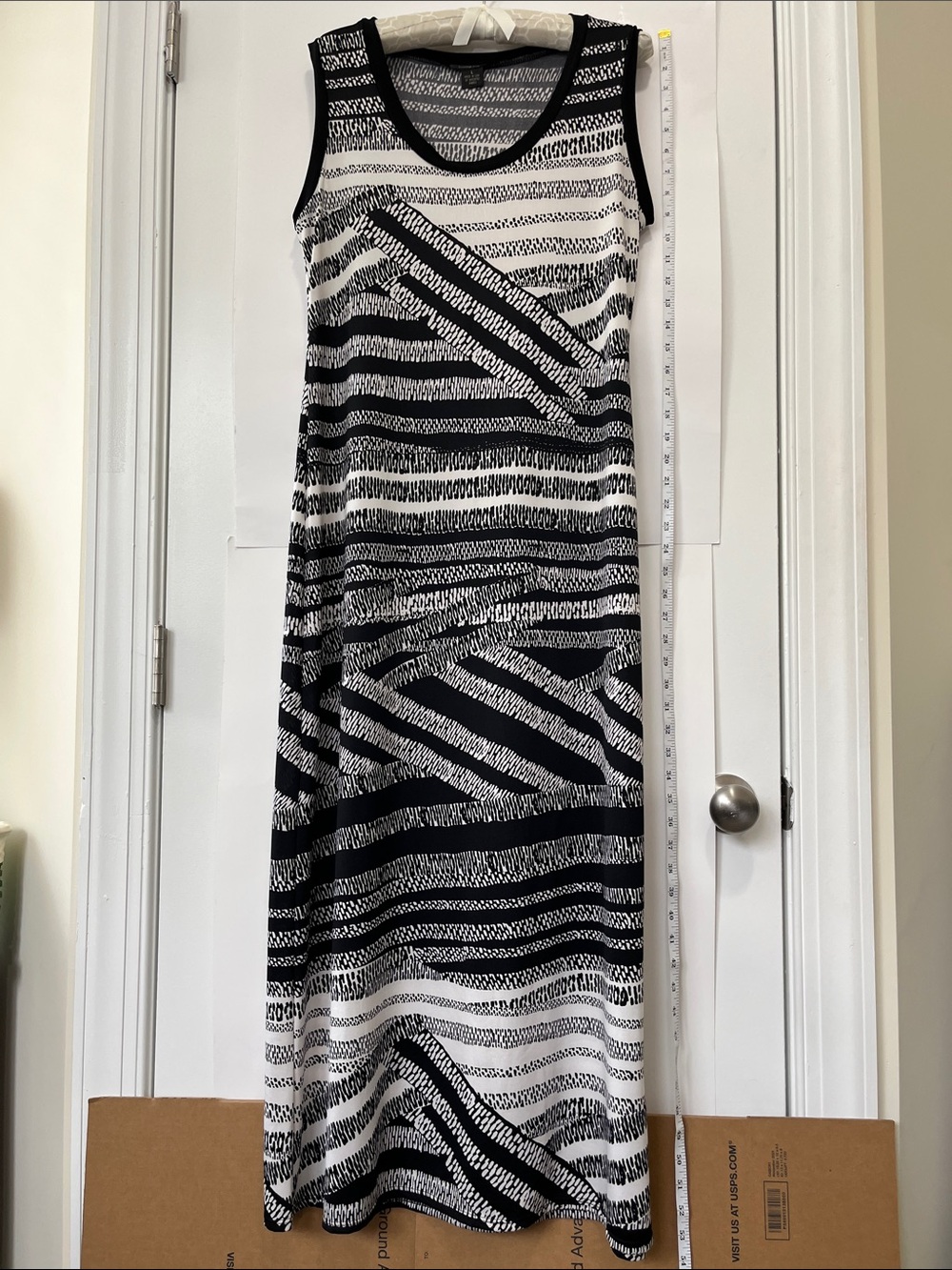 Sunny Taylor. Size Large. Sleeveless Black & Cream Patterned Maxi Dress